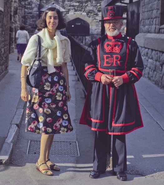 007-20 Lynne and Beefeater Tower of London.jpg